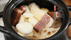 加水沒過食材，加料酒大火煮沸后，再小火燉煮1小時。（如果沒有砂鍋小火燉煮，用電飯煲的煮湯功能、高壓鍋也是可以的。）