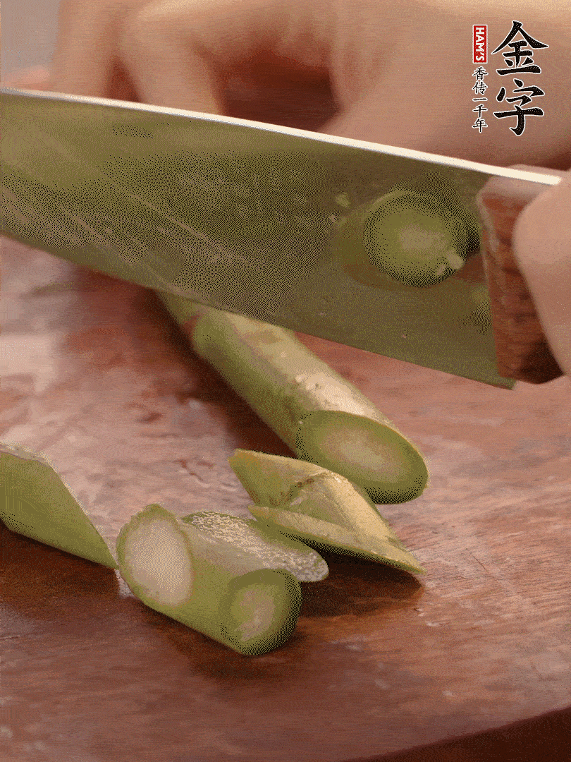 蘆筍去掉底部老的部分，斜切成段。白玉菇去掉根部，日本豆腐切成圓厚片。
