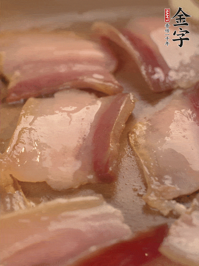 鍋中熱油煸香大蒜、咸肉。