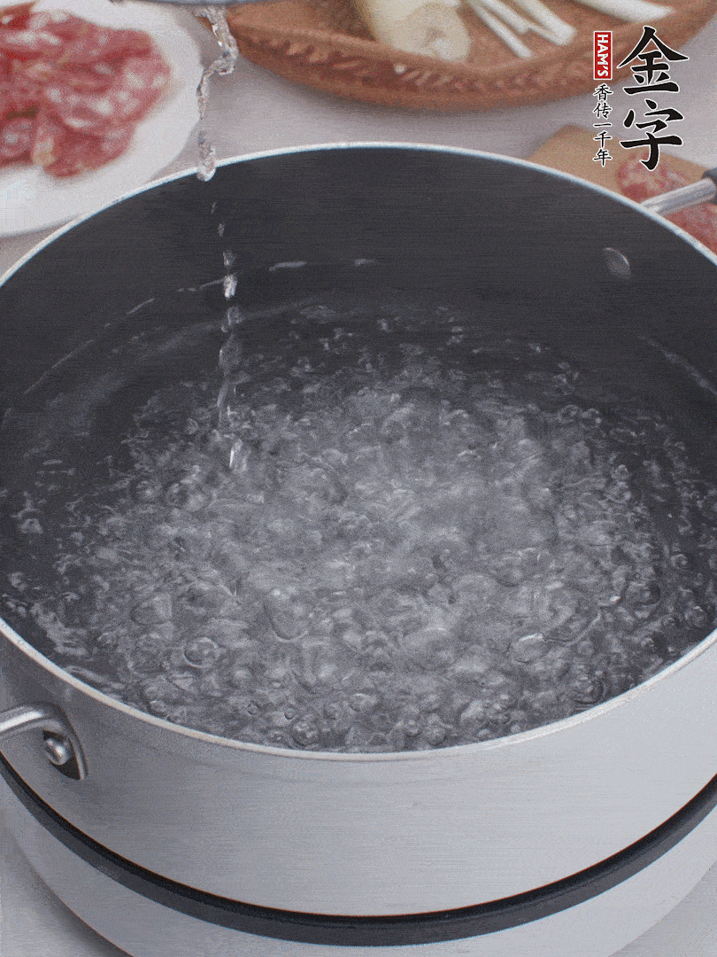 春筍去殼切片，焯水3分鐘。