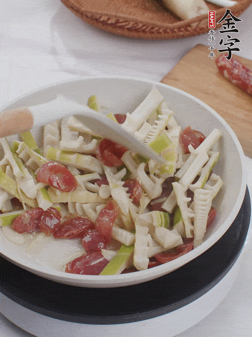 下春筍翻炒均勻，一小撮鹽調(diào)味。