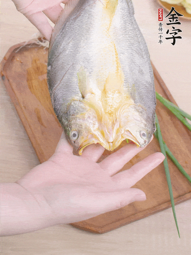 黃魚背部開刀，洗凈切花刀。適量鹽涂抹魚身兩面。