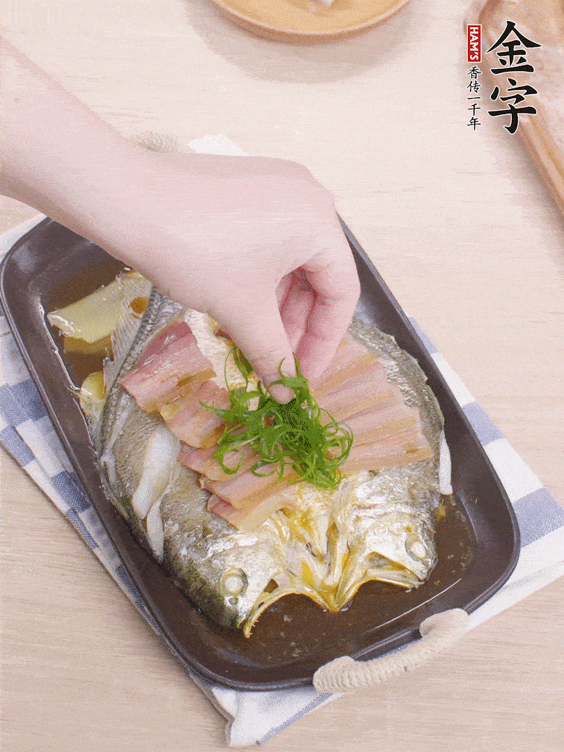 取出姜蔥，淋2勺蒸魚豉油，擺蔥絲。
