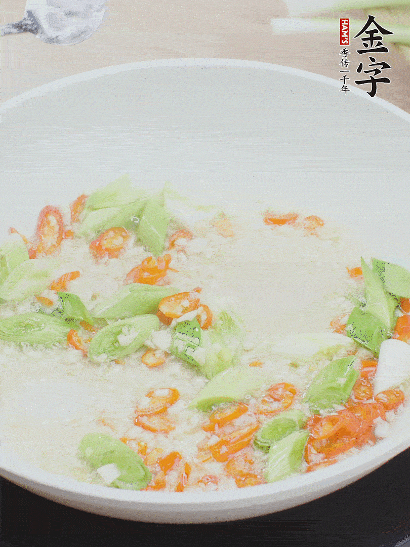 油5成熱時，下蒜末、辣椒、蒜白煸炒。