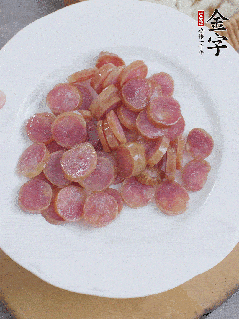 金字香腸煮10分鐘，切圓片。