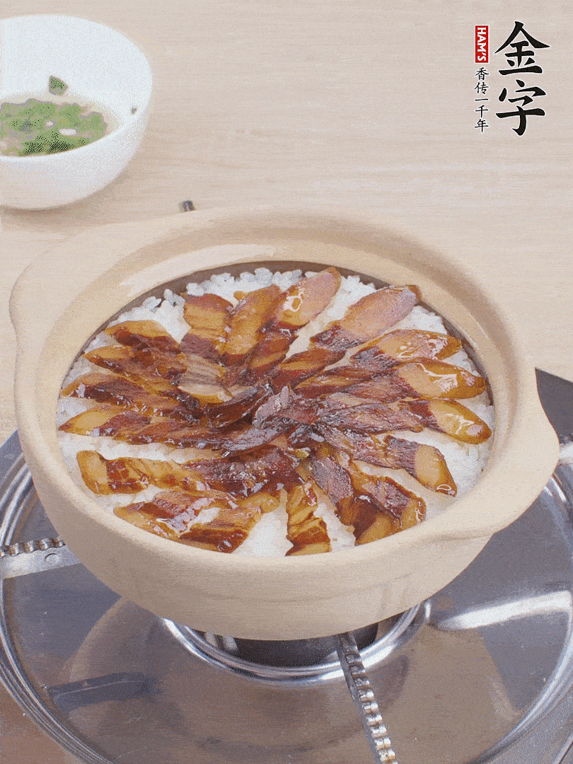 快收水時(shí)，鋪醬油肉，鍋邊淋點(diǎn)油，轉(zhuǎn)動(dòng)砂鍋，燜煮2分鐘。