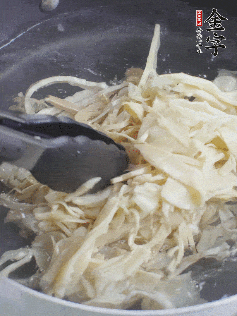 糯米筍焯水1分鐘，過涼水，擠干水份。