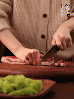 金字淡咸肉切片，冷水入鍋，加姜片、料酒略焯水。同步，五花肉切塊焯水。