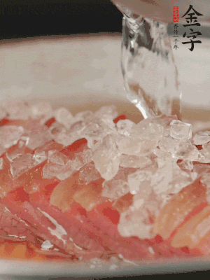 依舊放上冰糖100g、黃酒100g、水200g，鍋中再蒸15分鐘。