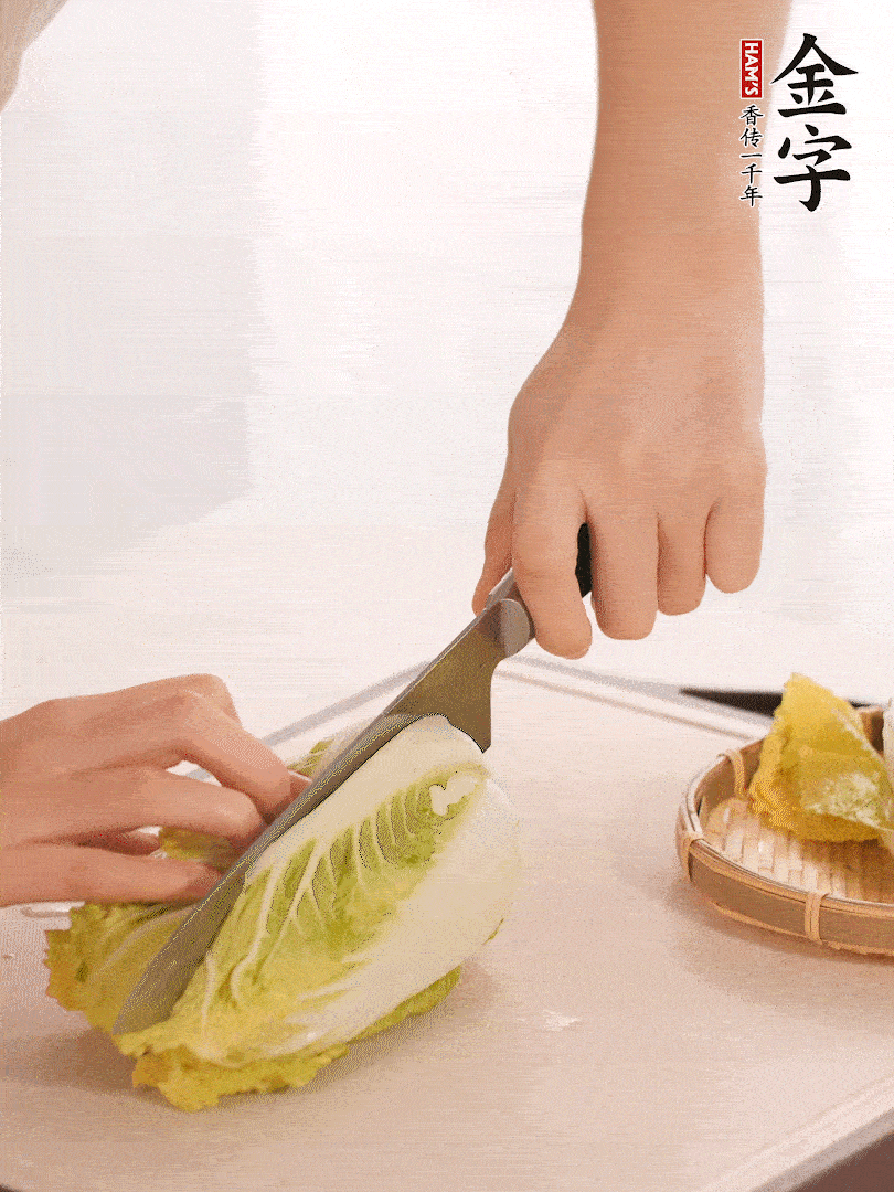 生姜切末，白菜改刀成成塊。