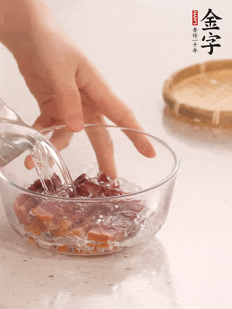 金字火腿切片，溫水泡5分鐘。