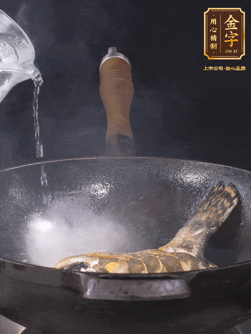 倒入適量食用油，待鍋燒熱后下桂魚煎大約2-3分鐘至兩面金黃（一定要煎透，這樣做出來的湯才會比較奶白色）