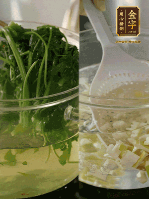 春筍切丁焯水；薺菜加鹽焯水，過涼水后切成細(xì)末