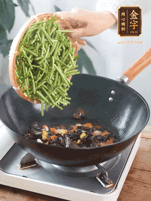 熱油煸香蒜末、姜粒、小米辣，再下臘肉煸炒出香味