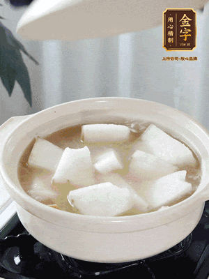 最后下冬瓜繼續燉煮10分鐘，撒上蔥花點綴。