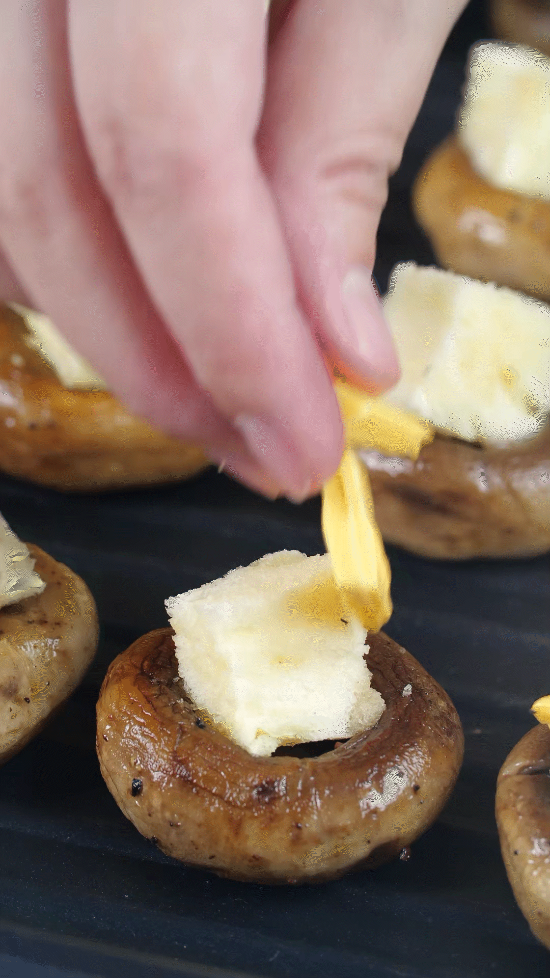 面包切小粒，放入口蘑凹處，蓋上芝士，烤箱180度烤10分鐘