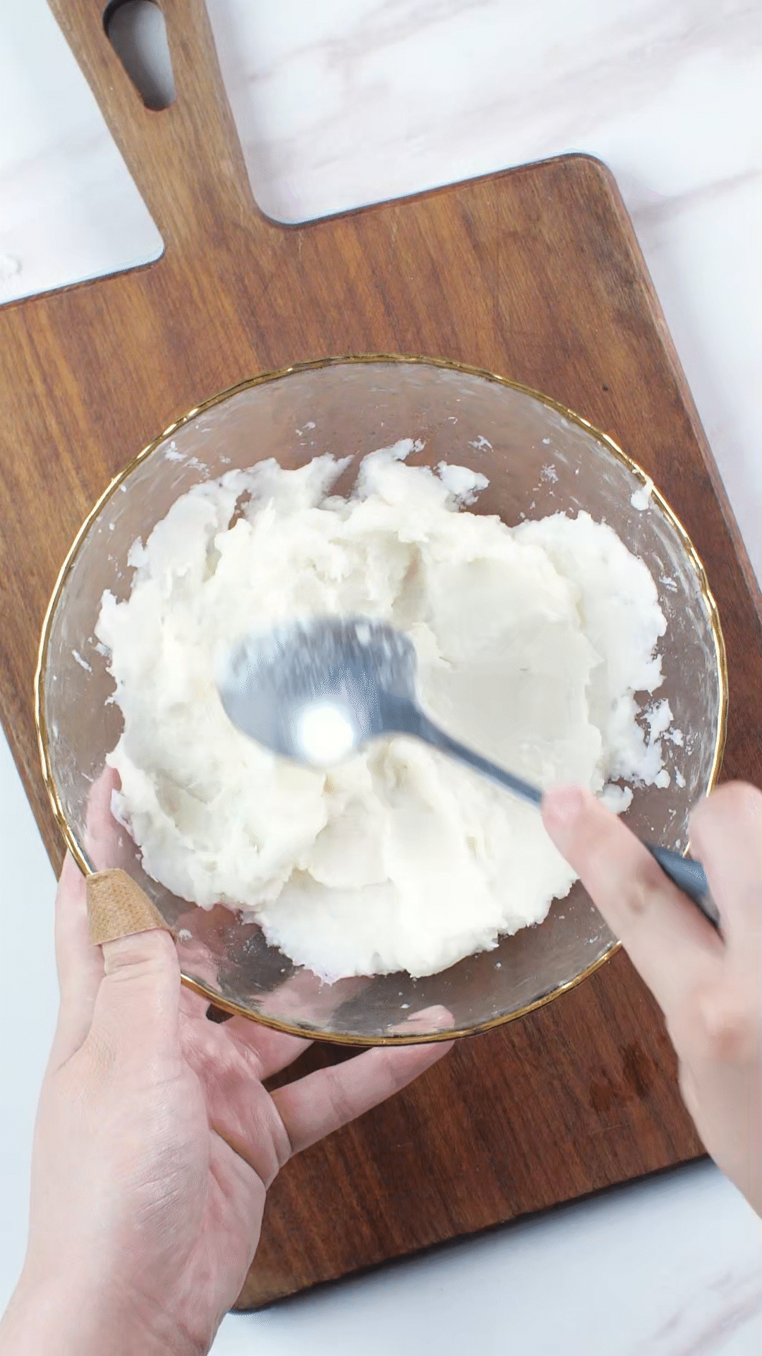 山藥去皮蒸熟，用涂抹奶酪、海鹽、橄欖油調味