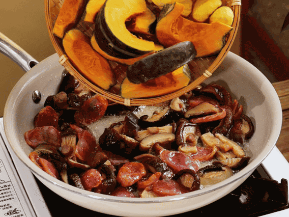 清洗好的大米放入電飯鍋，加裹滿醬汁的食材，再加剛好沒過食材的水，攪拌一下