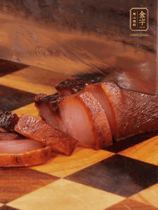 金字醬肉，煮熟切條；蓮藕去皮，切成條狀，焯水2分鐘