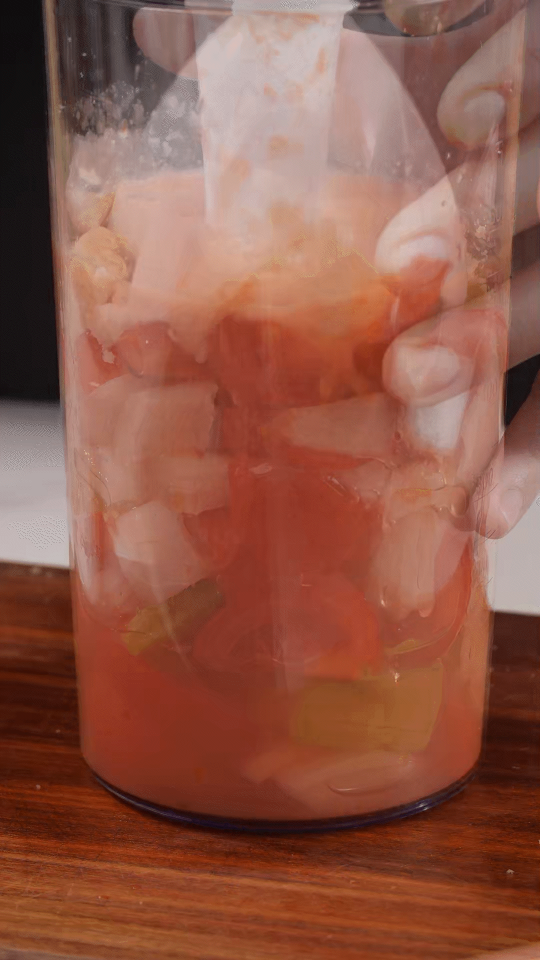 將所有食材切塊丟進攪拌機