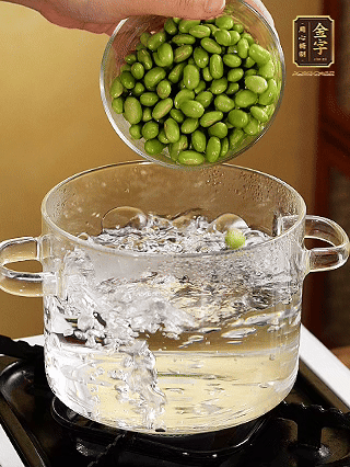 嫩毛豆汆燙1分鐘。