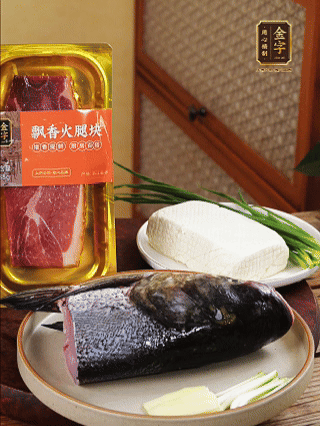 花鰱魚(yú)頭處理干凈（刮黑膜、除貼骨血、拔魚(yú)牙、剪魚(yú)鰭、刮凈魚(yú)肉表面雜質(zhì)），從中間劈開(kāi)成兩半，擦干水分