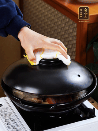 大火燒開(kāi)，大火煮10~15分鐘。放入切好的豆腐，再煮5分鐘